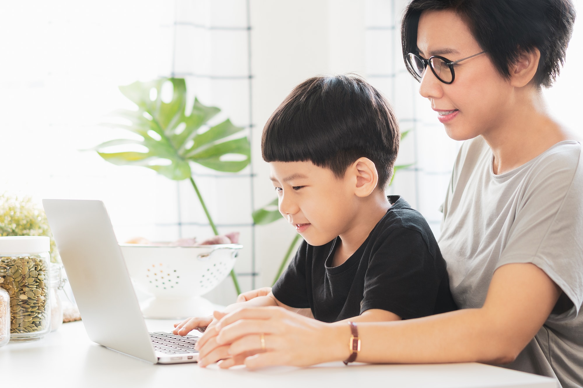 A mother accompanying a child in an online Chinese class