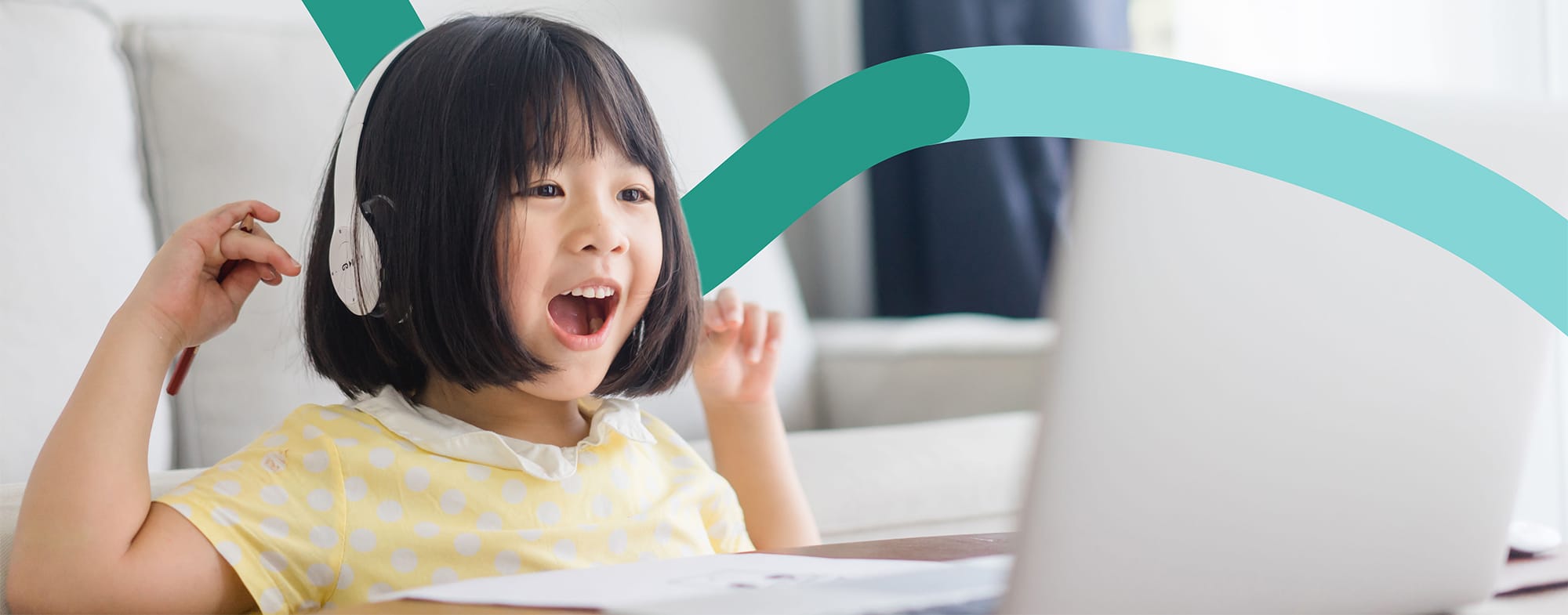 A girl enjoys learning Chinese online